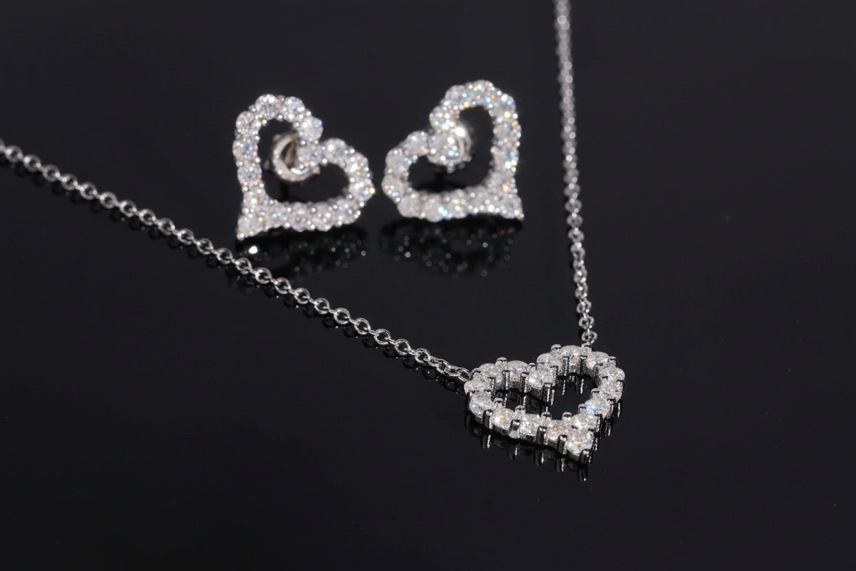 Heart-shaped necklace with sparkling stones on a black background, featuring the brand 'Zuanfa'.